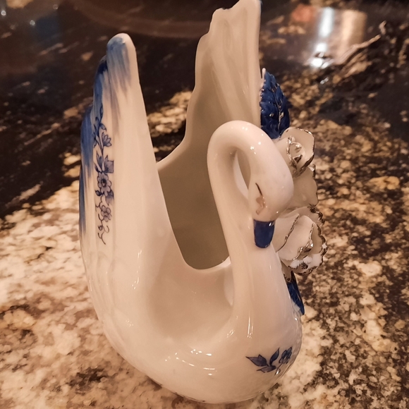 Delftware Style Swan Vase - Picture 3 of 7